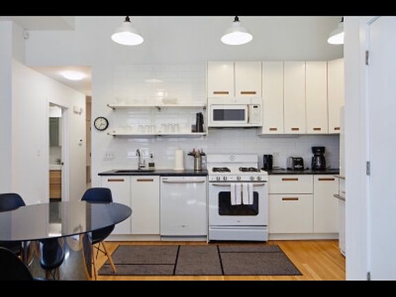 5th image of 1219 W Gunnison St #2