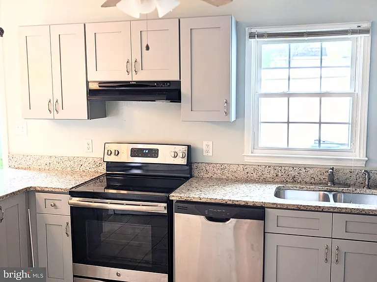 4164 Hamlin Ct — Photo 7