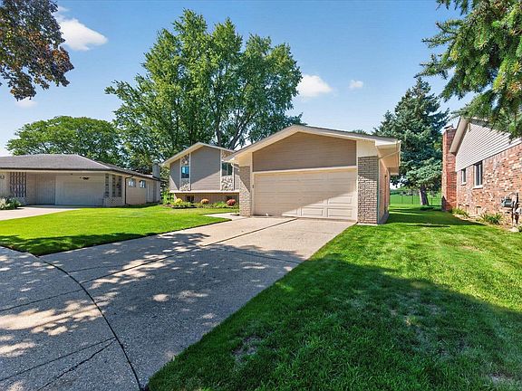 3rd image of 32843 Surow Dr