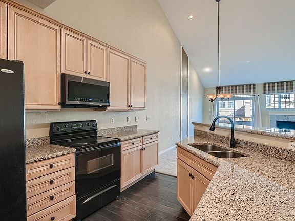 Granite countertops & lots of cabinet space