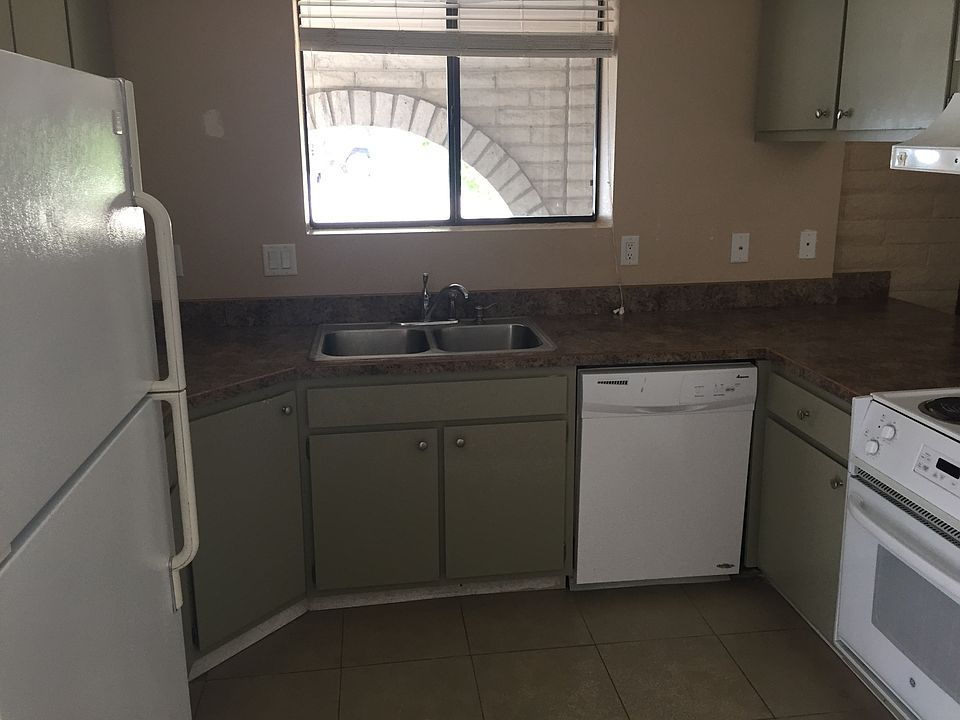 Spacious kitchen w/ all appliances