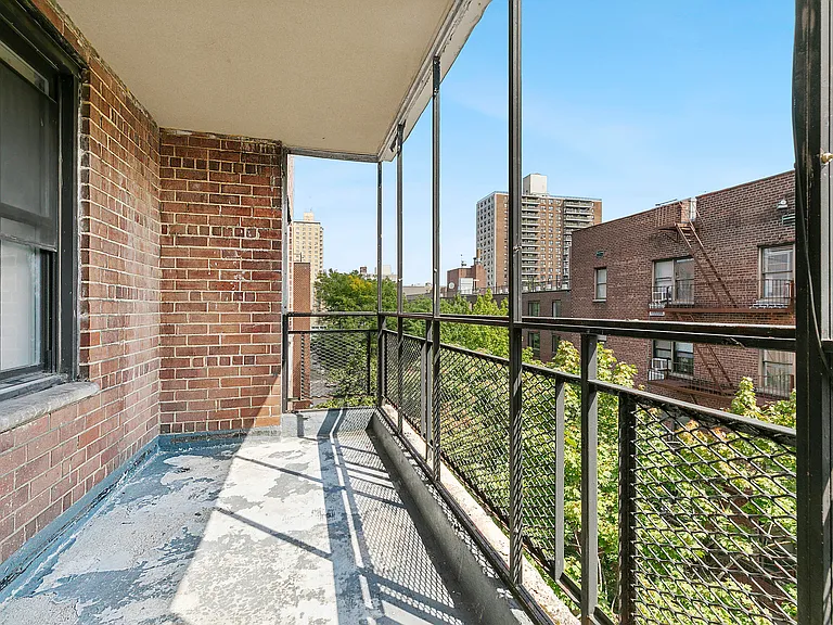 665 Thwaites Pl #6T — Photo 4