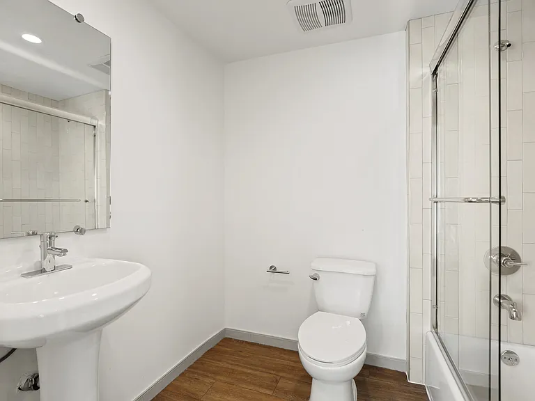 Bathroom with Shower Bath with Glass Door