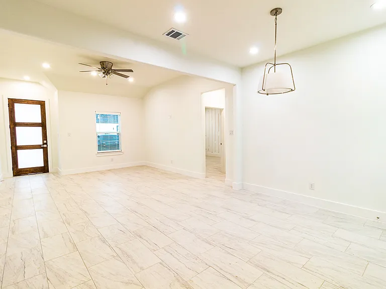 536 Highview Ct — Photo 2