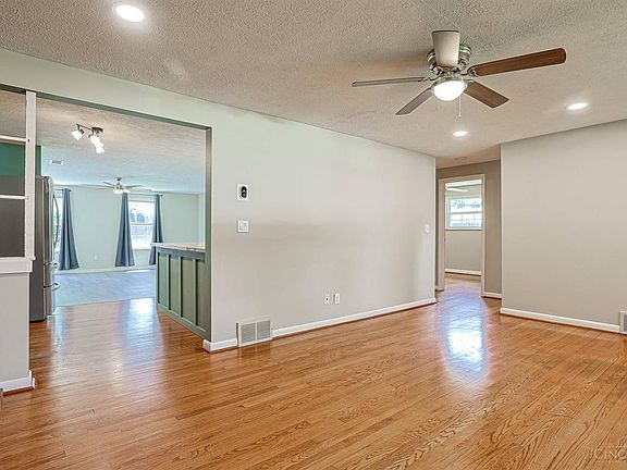 3rd image of 553 Old Orchard Dr