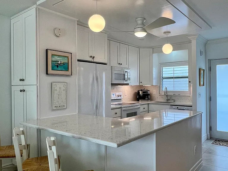 139 Sunrise Ave #204 — Photo 13