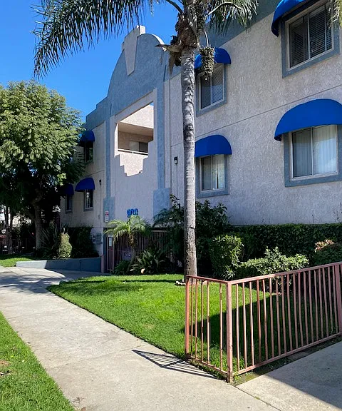 900 Rose Ave #1 — Photo 1