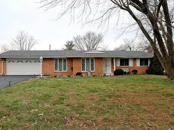 12130 Mirror Lake Dr, Saint Louis, MO 63146