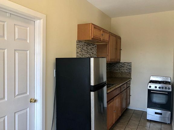 3rd image of 631 Coronado Ter #17