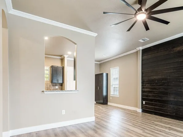 413 Henderson St, Bonham, TX 75418