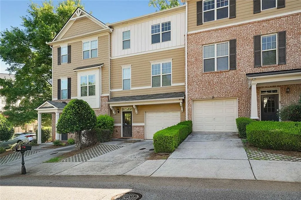 3 bed, 3.5 bath, 2220 sqft, $2,400 — Photo 3