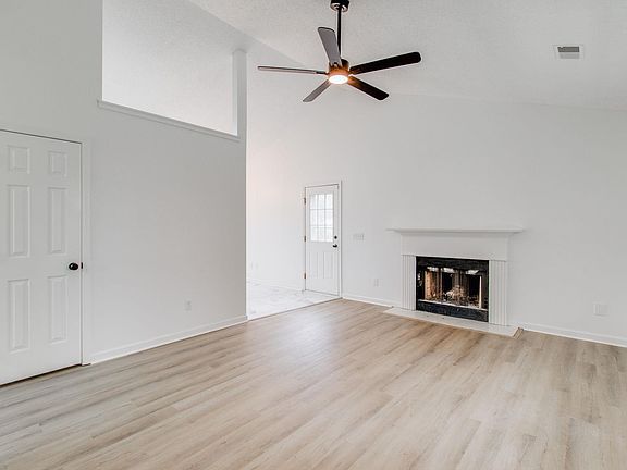 3rd image of 424 Rockhaven Dr