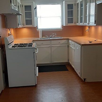 5th image of 125 Laurel St