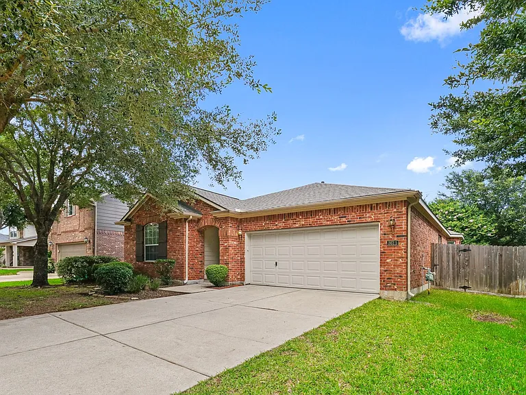 3611 Rocky Ledge Ln — Photo 2