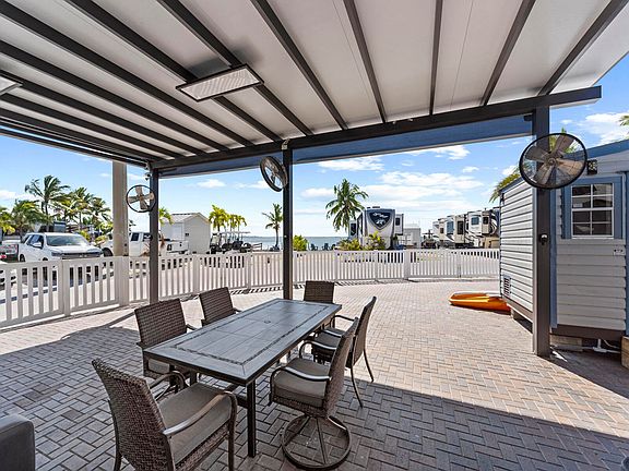 4th image of 325 Calusa St #321