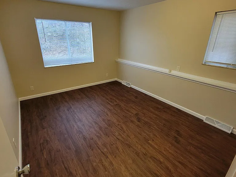 1090 Tonawanda Ave #1090 — Photo 9