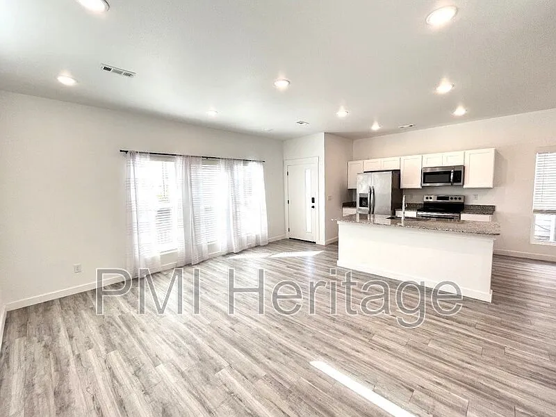 3 bed, 2.0 bath, 1178 sqft, $1,450 — Photo 4