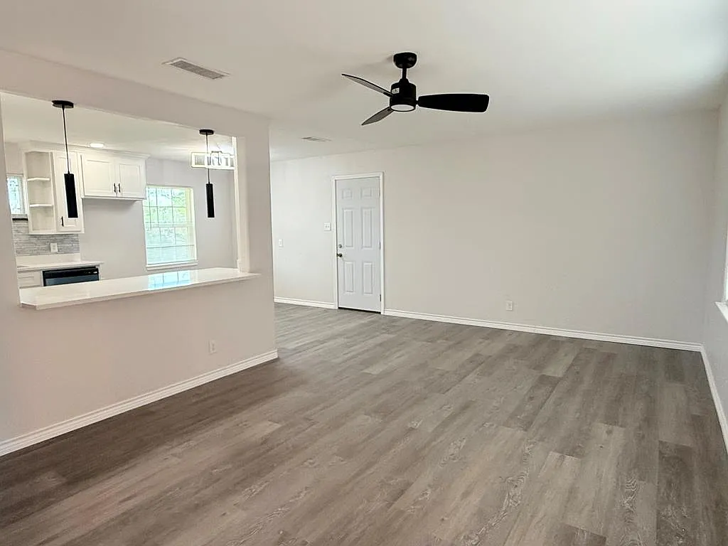 3 bed, 2.0 bath, 1100 sqft, $2,100 — Photo 2