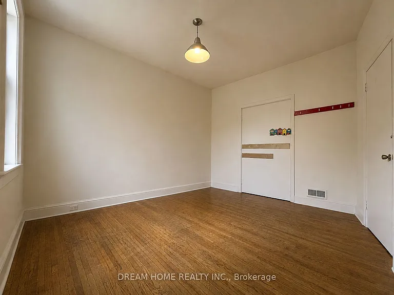 107 Huron St — Photo 2