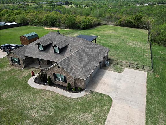3rd image of 145 Oakridge Dr