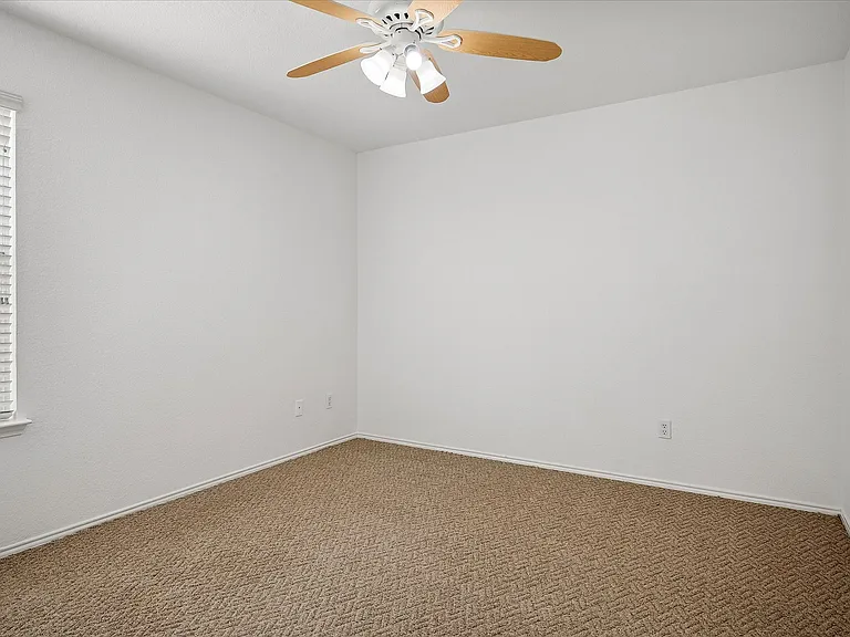 4401 Caledonia Creek Ln — Photo 16