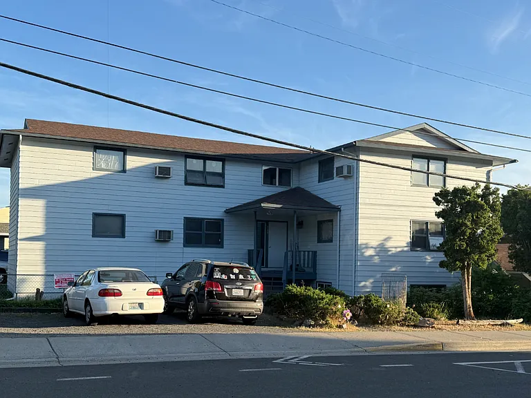 126 E Barker St — Photo 1