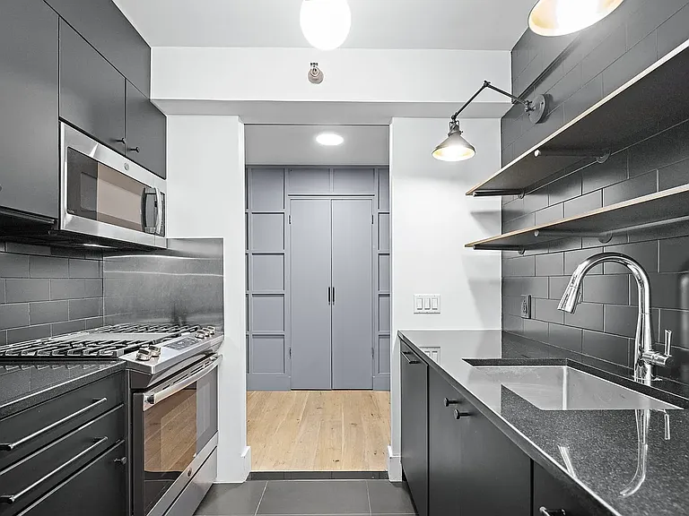 516 W 47th St #S6A — Photo 8