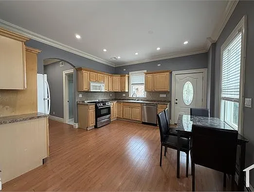 488 Ionia Ave #1 — Photo 2