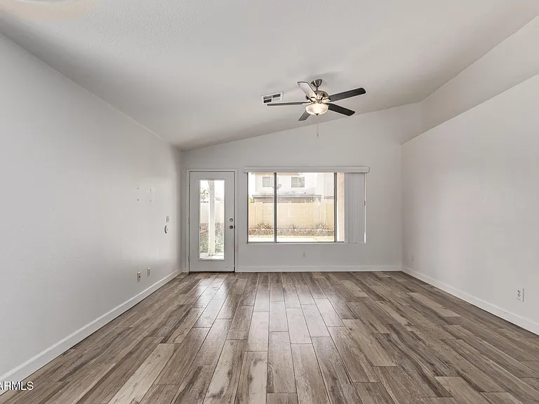 1077 W Laurel Ave — Photo 7