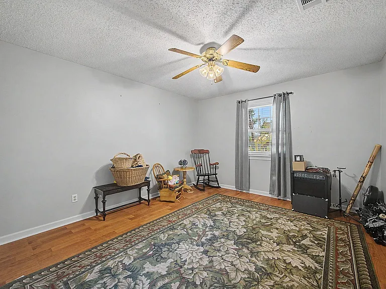 300 Cheyenne Dr — Photo 19