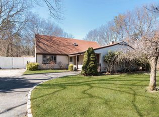 250 Greenbelt Pkwy, Holbrook, NY 11741