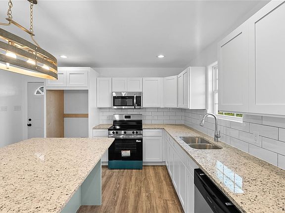 4th image of 408 W Royal Oak Ln