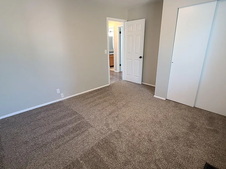 940 W Red Oaks Dr — Photo 28