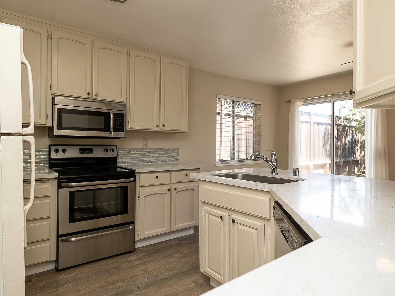 3 bed, 1400 sqft, $3,495 — Photo 3