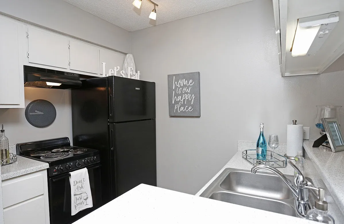 Sandcastle Apartments — Photo 1