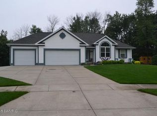 2186 Arbor Ct NW, Grand Rapids, MI 49534