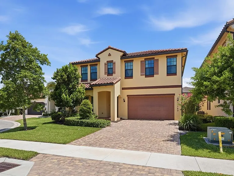11760 Bayview Cir — Photo 1