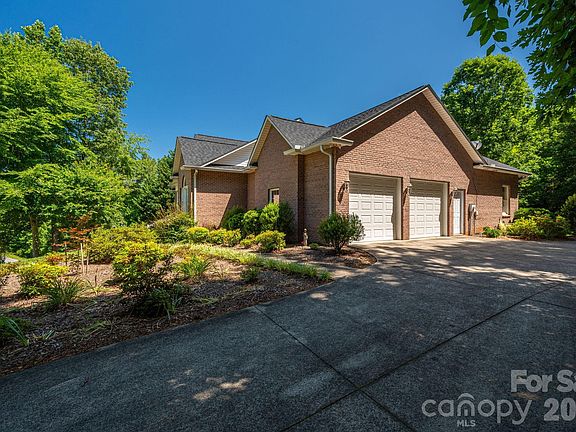 5th image of 170 Windsor Dr