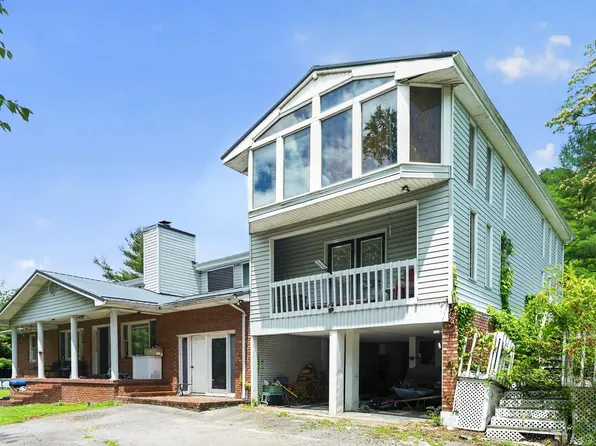 300 Yellow Hill Rd, Elkhorn City, KY 41522