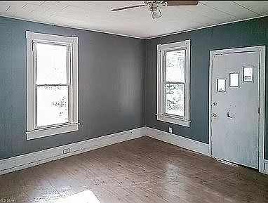 5th image of 156 E Oregon Ave