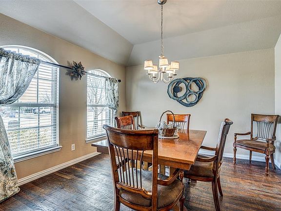 5th image of 704 Creekview Dr