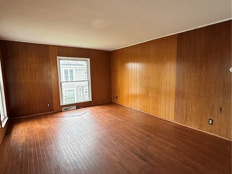 131 Flower Ave W — Photo 6
