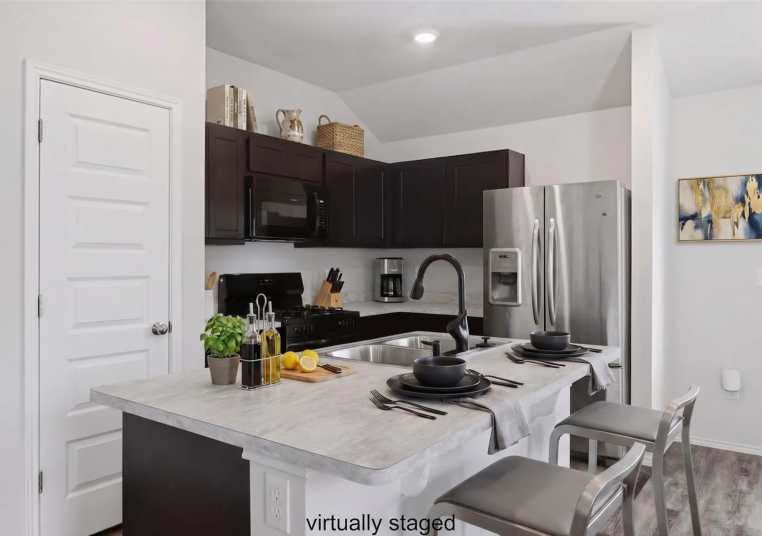 Nearly Brand New, 3 bed, 2 bath, 2 car, Yukon schools — Photo 3