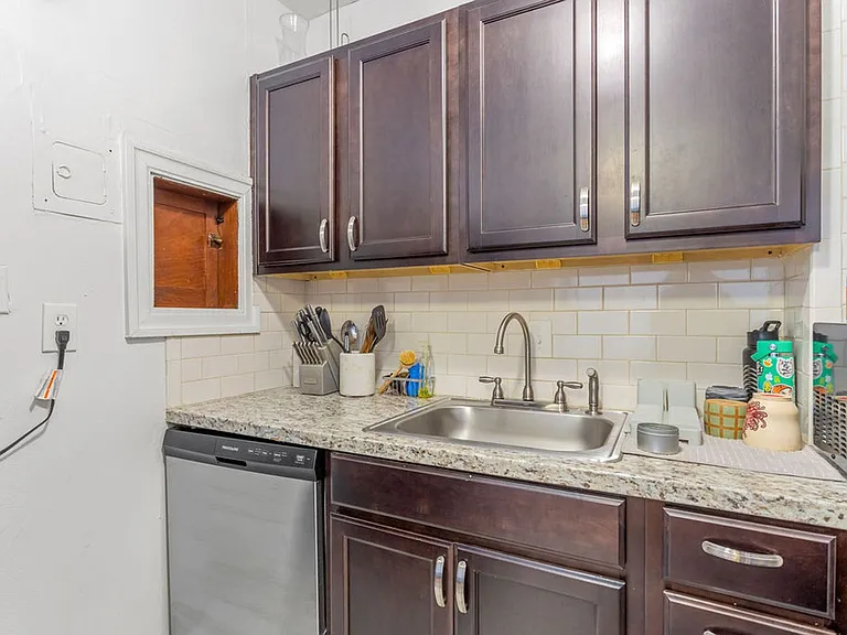 Windsor Court Apartments — Photo 36