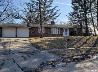 767 Breezy Point Dr, Clinton, IA 52732