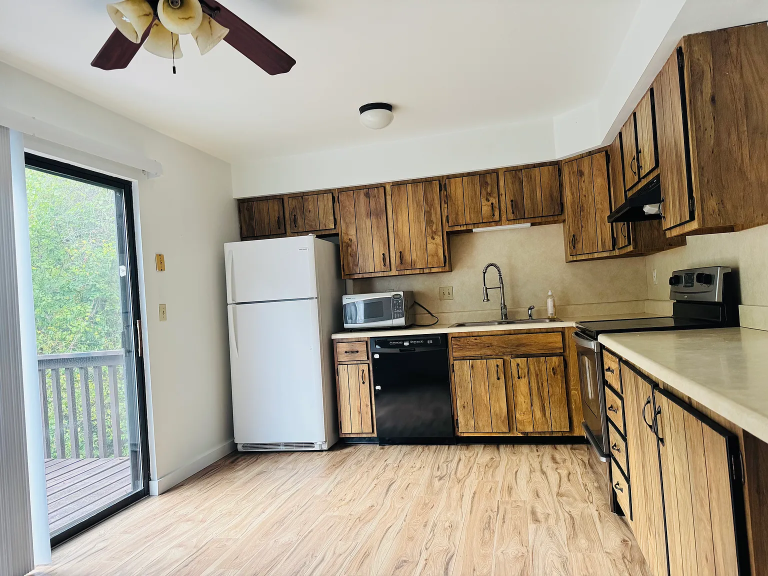 385 Park West Dr — Photo 4