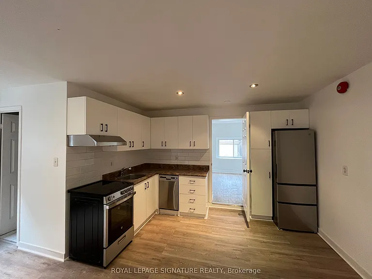 557 Markham St #102 — Photo 2