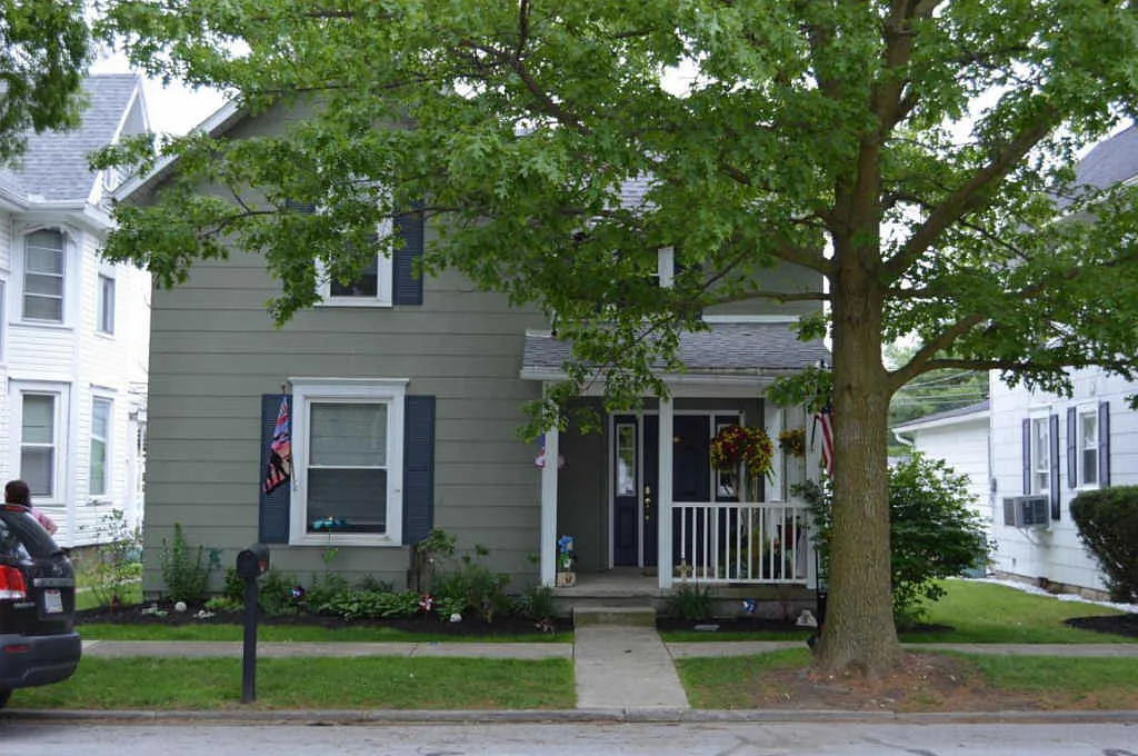 208 N Elm St photo 1