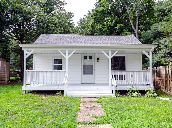 1030 N Walnut St, Monticello, IL 61856