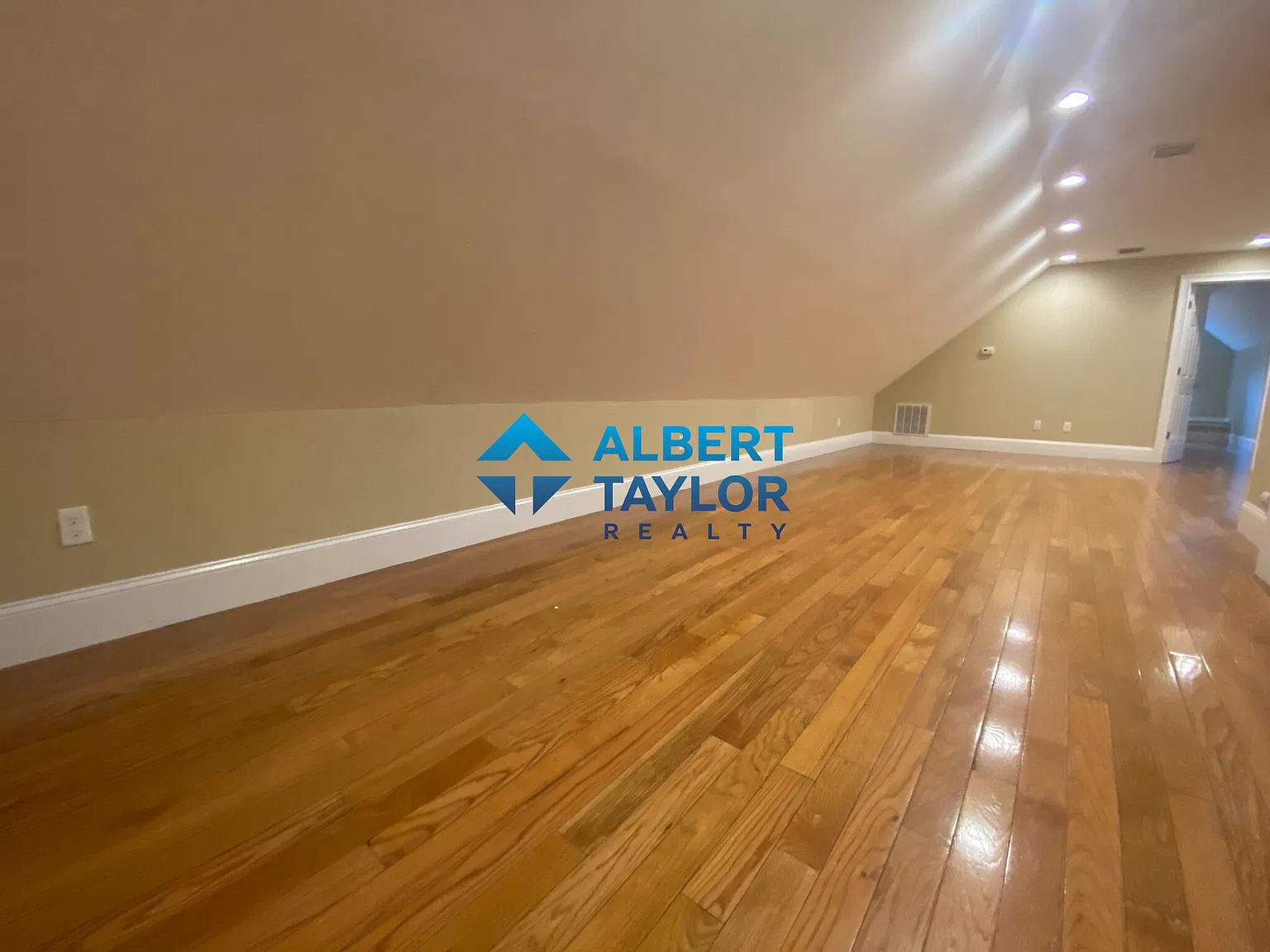 5 bed, 9999 sqft, $9,200 — Photo 4